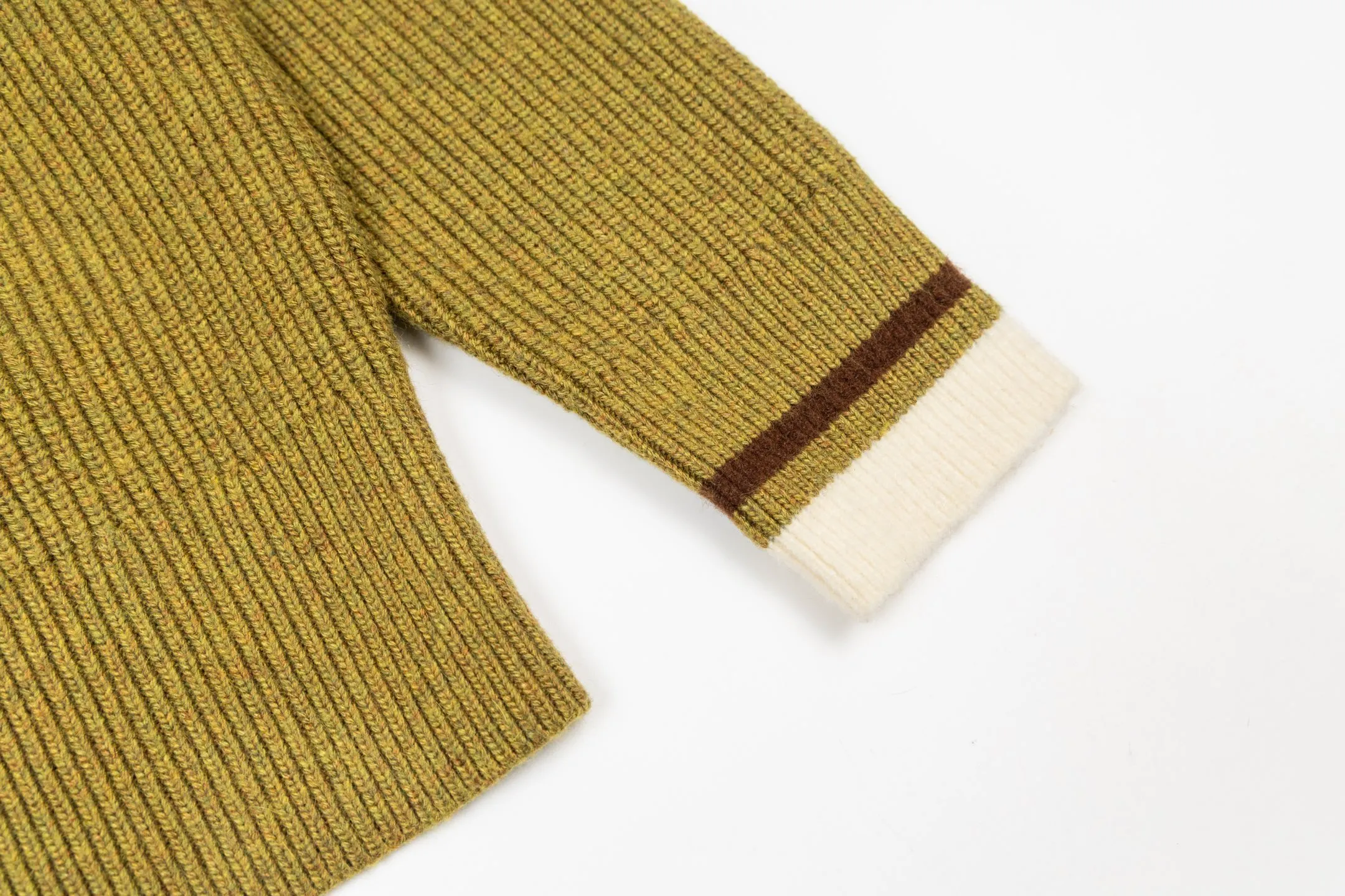 [Exclusive supply] Ami love towel embroidered contrasting color V-neck knitted cardigan (Green). The original version was purchased for 2,824 and developed. The fabric is made of alpaca wool to maintain a stable shape. The car lines are uniform and firm, and the details are exquisitely processed, reflecting the brand's strict control of quality. The overall design is simple and elegant, suitable for various occasions. Whether it is business or leisure, it can show an elegant and decent style. The overall wiring is straight and delicate, the fabric is comfortable and soft, and the color is consistent without color difference. It can be matched with the Same Style to create a fashionable look and control various occasions. Customized accessories, complete with three standards, the Same Style for men and women. Size:S-M-L-XL